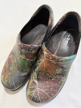 Klogs leaf Multicolored Slip Resistant Footwear Size 9